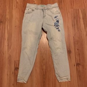 Flower Patched Capri Jeans